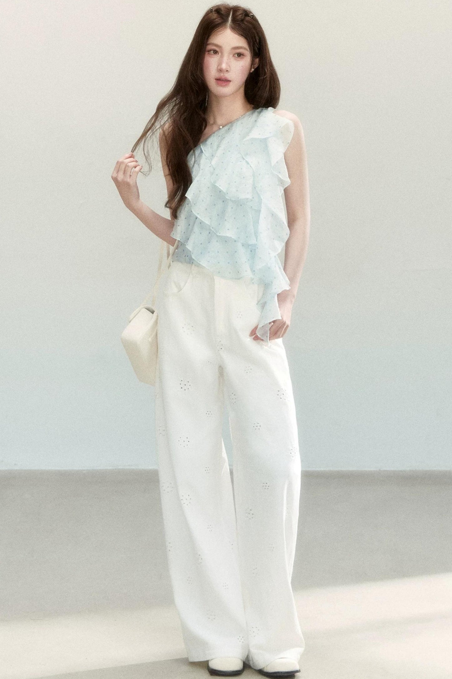 Blusa a pois in tessuto leggero con volant