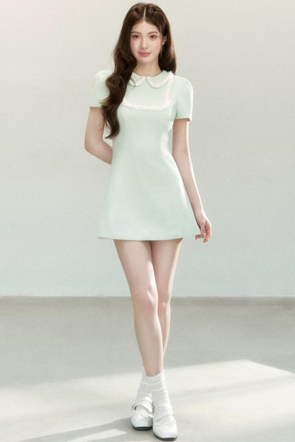 Vestido evasé con solapa encantadora