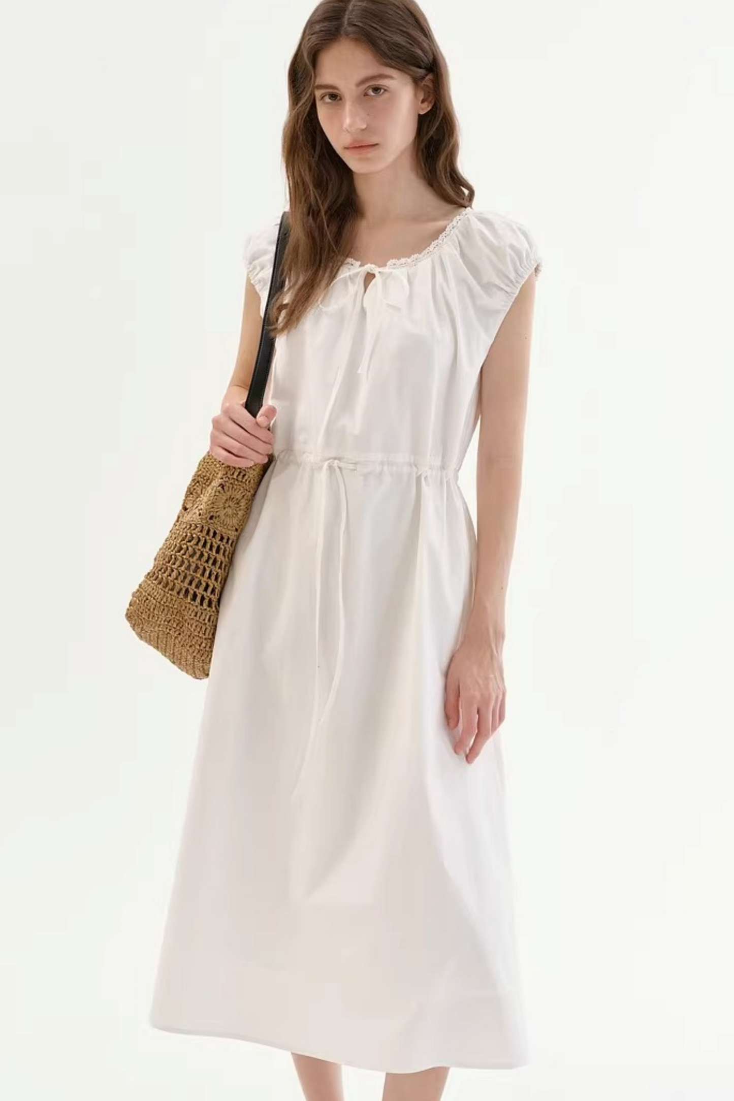 Schlank machendes Kleid mit Spitzenkragen