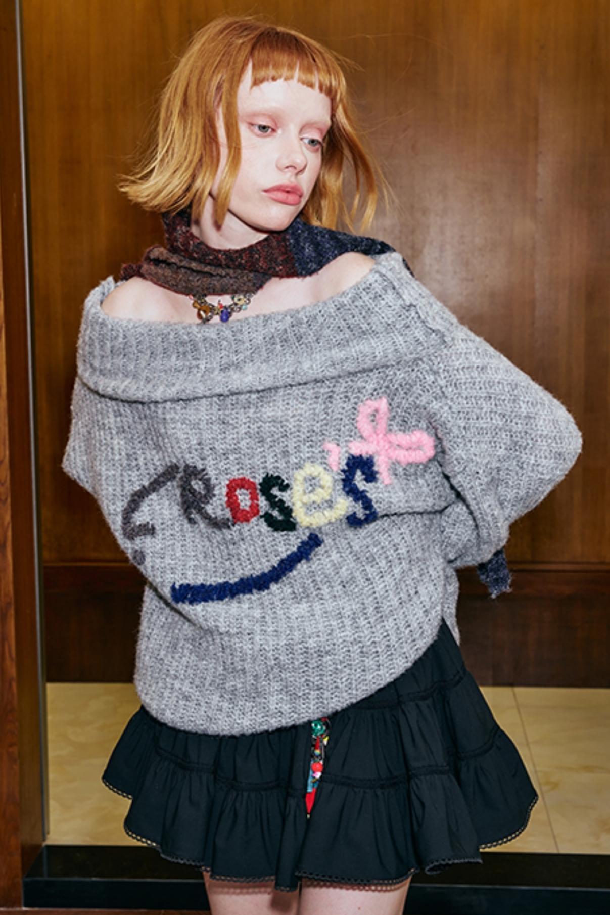 COLORED LETTER EMBROIDERED SWEATER