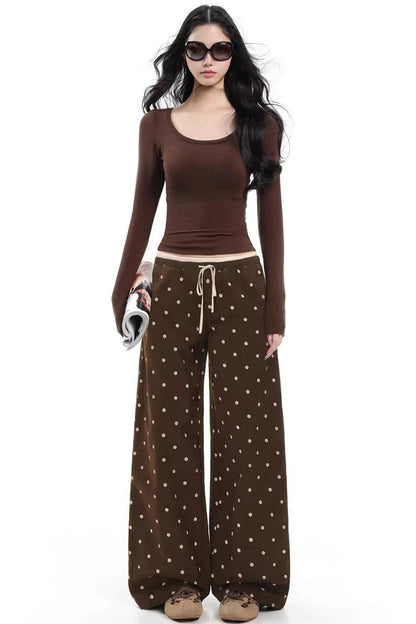 Pantaloni lunghi ampi e modellanti