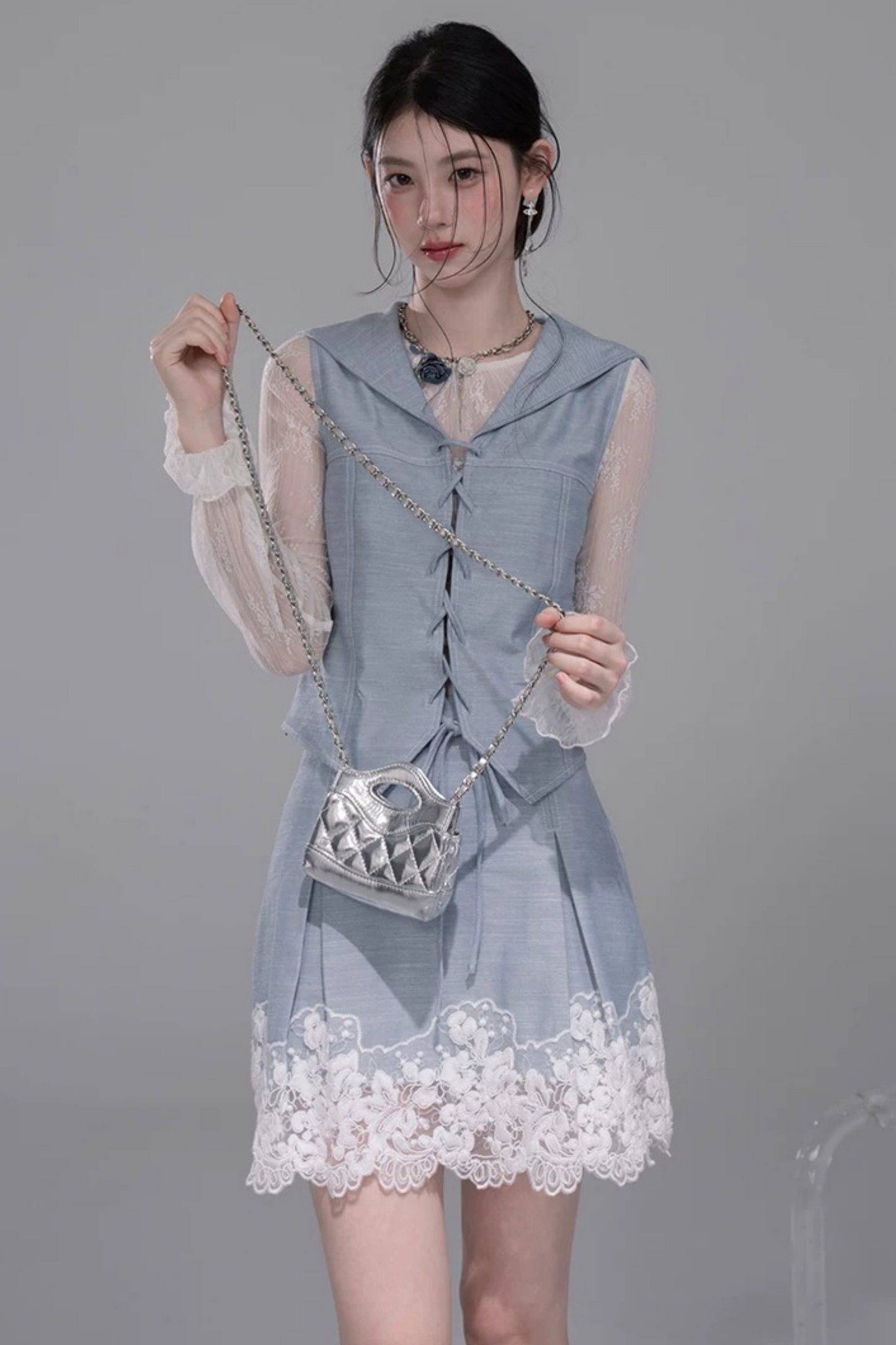 Set con gilet in pizzo color block
