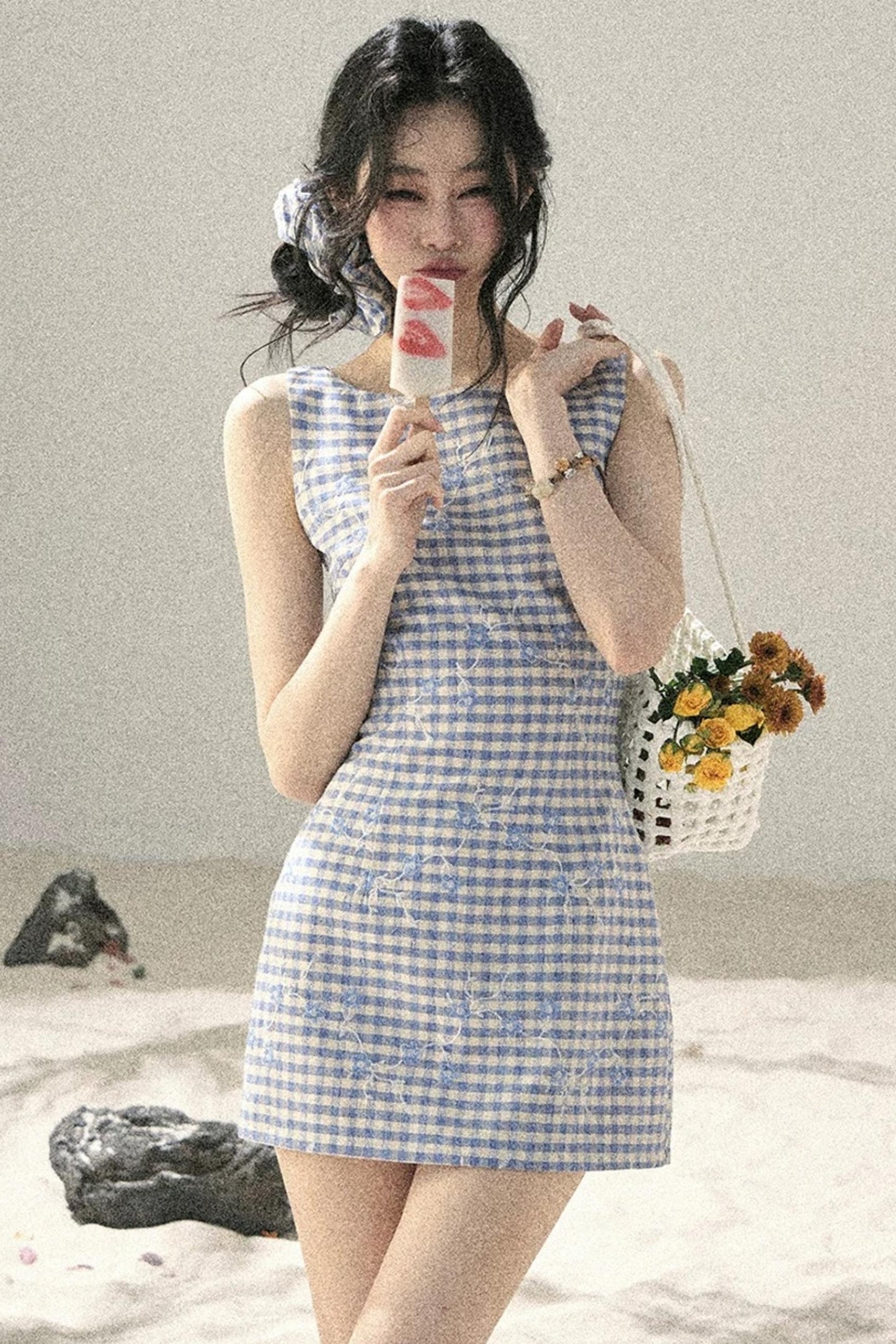Robe d’été à carreaux avec broderie