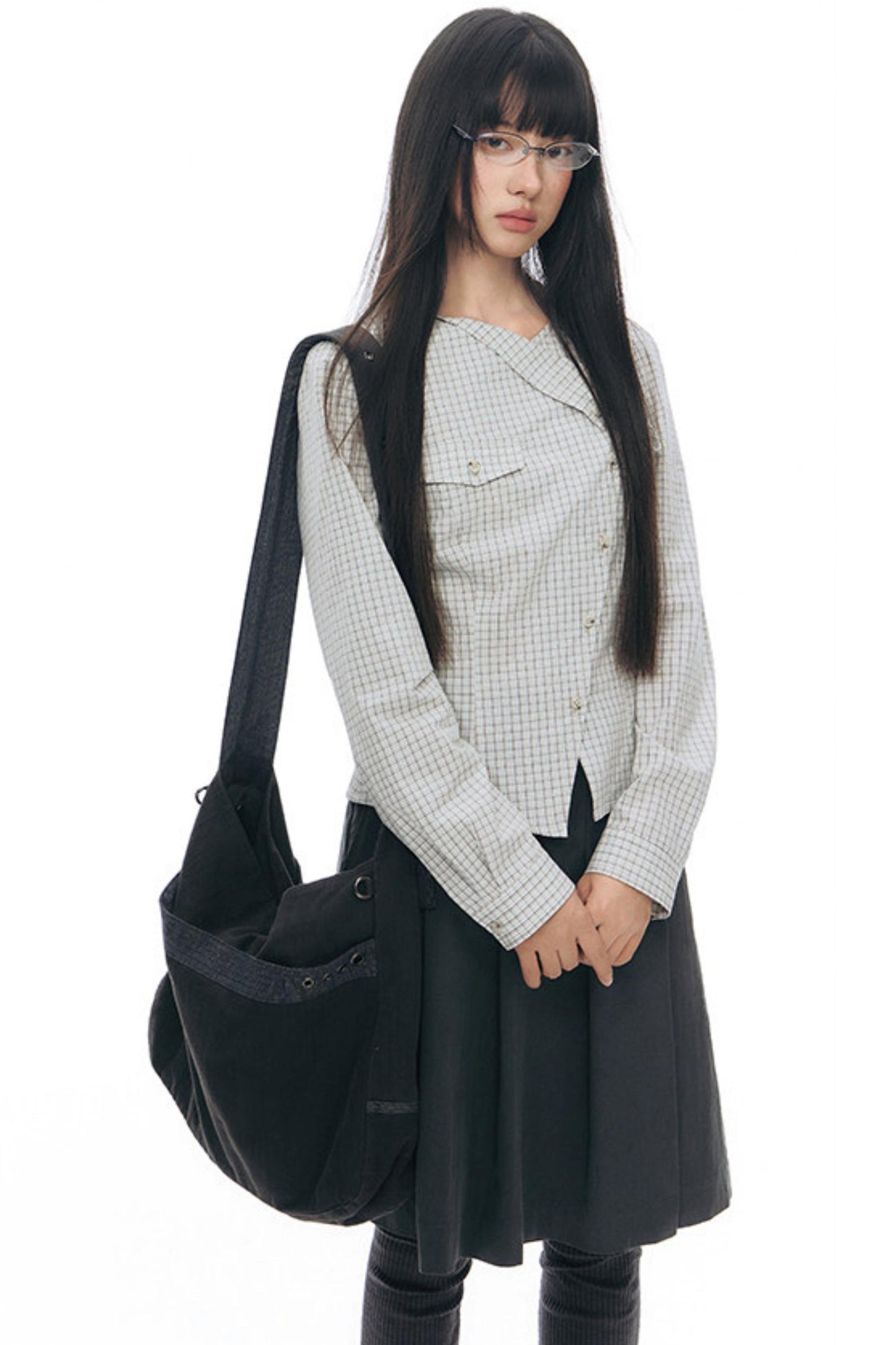 Anordnung aus diagonal kariertem Hemd und Blumenrock