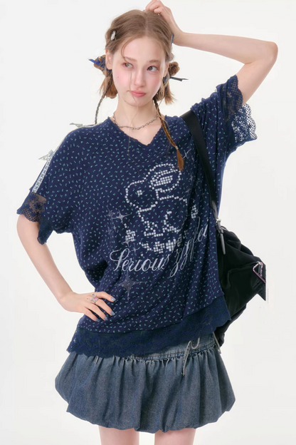 Tee-shirt bleu foncé en dentelle florale à col en V