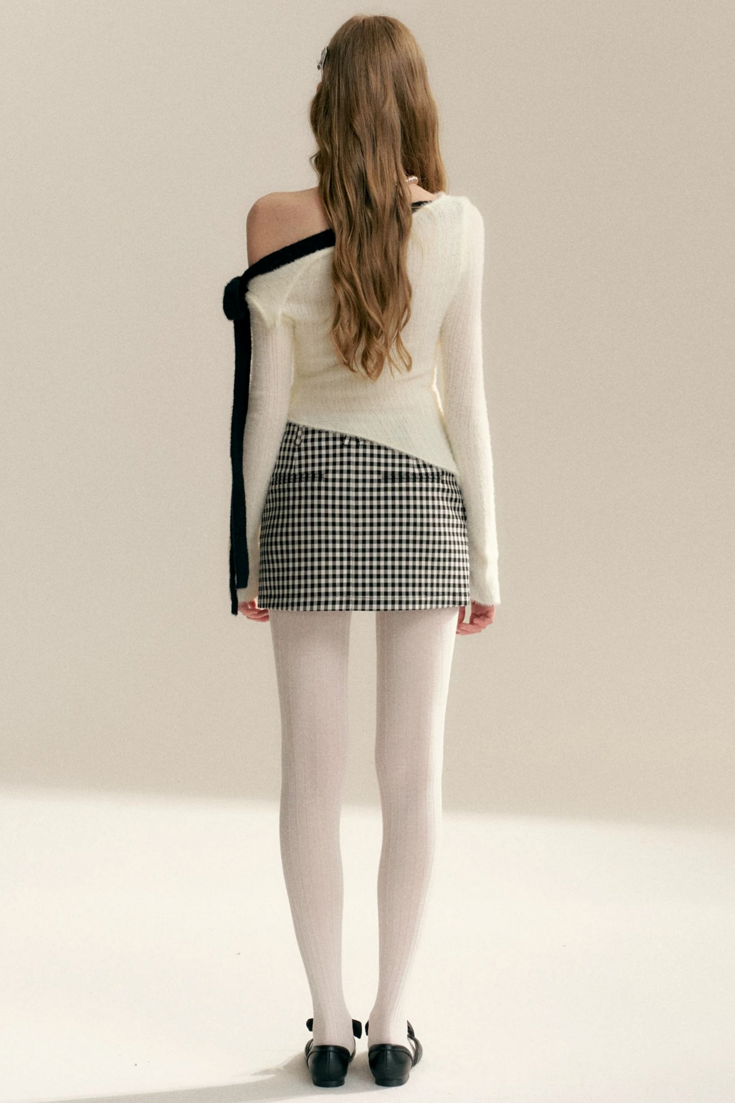 Pull épaules dénudées avec nœud asymétrique