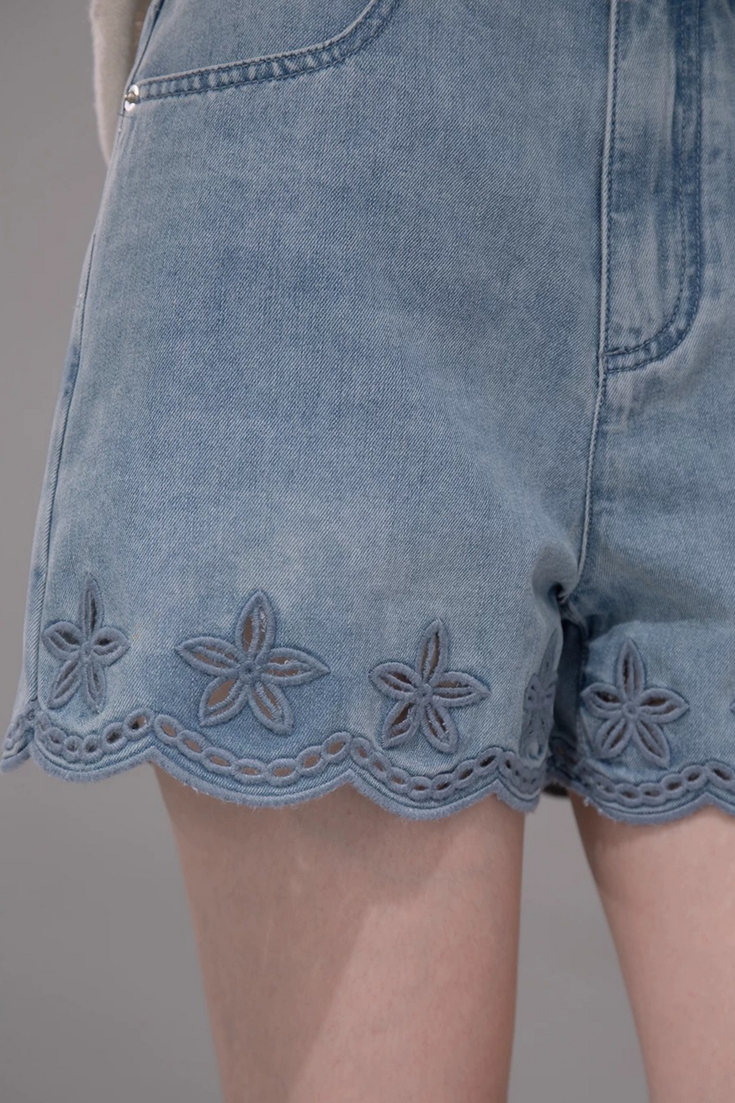 Pantaloni in denim lavato con ricamo laser