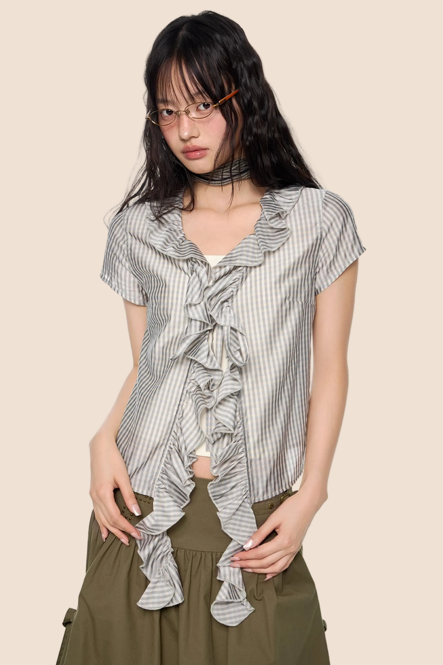 Blusa a quadri con pizzo e scollo a V
