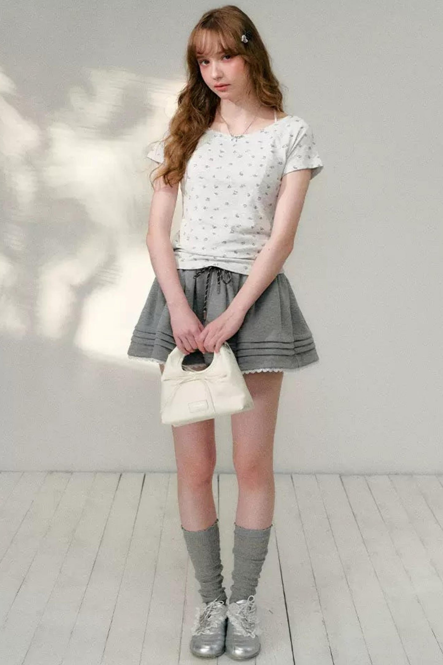 T-shirt con Scollo Asimmetrico e Stampa Floreale