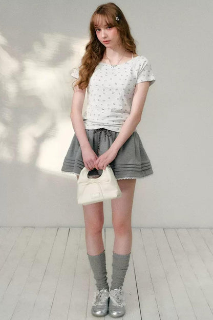 T-shirt con Scollo Asimmetrico e Stampa Floreale