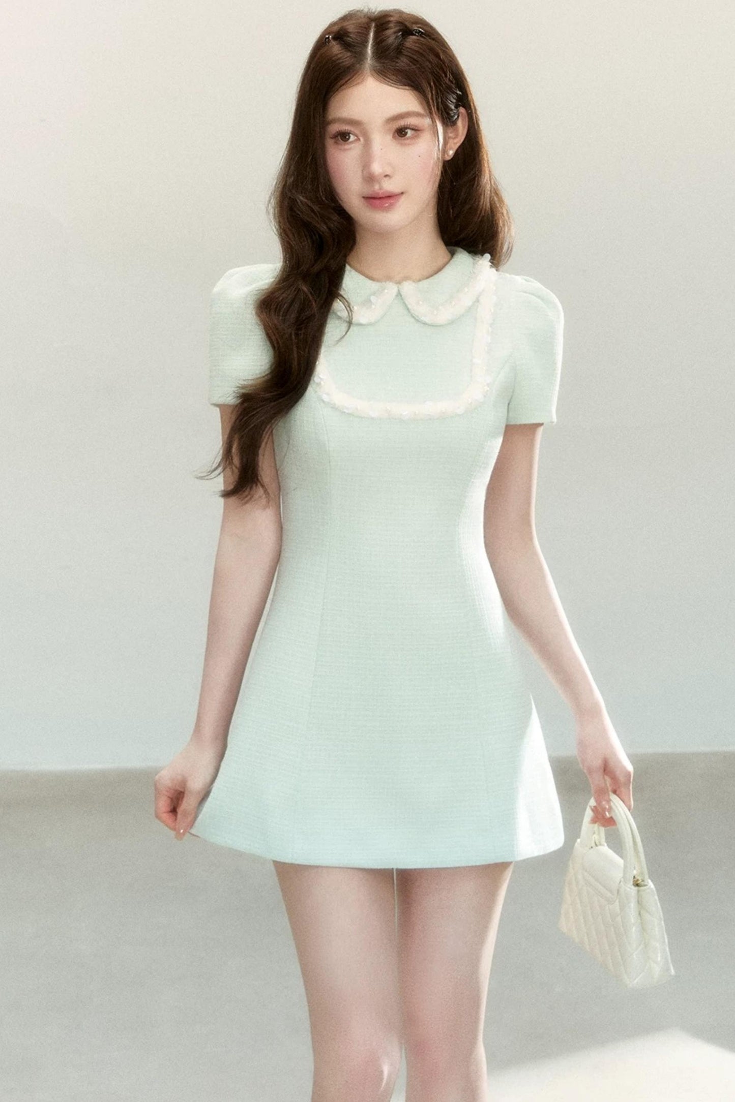 Vestido evasé con solapa encantadora