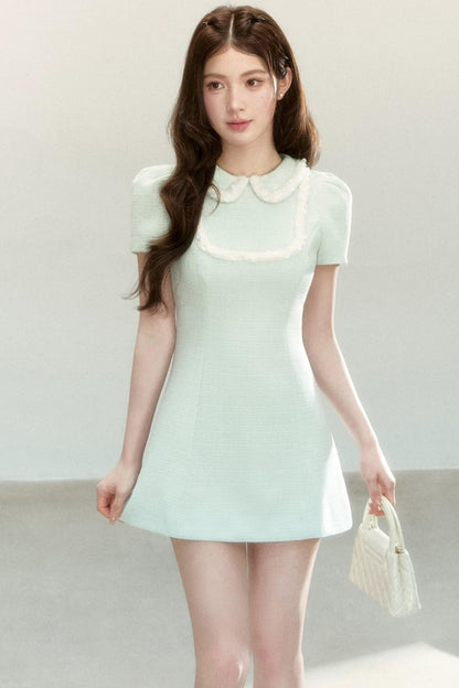 Vestido evasé con solapa encantadora