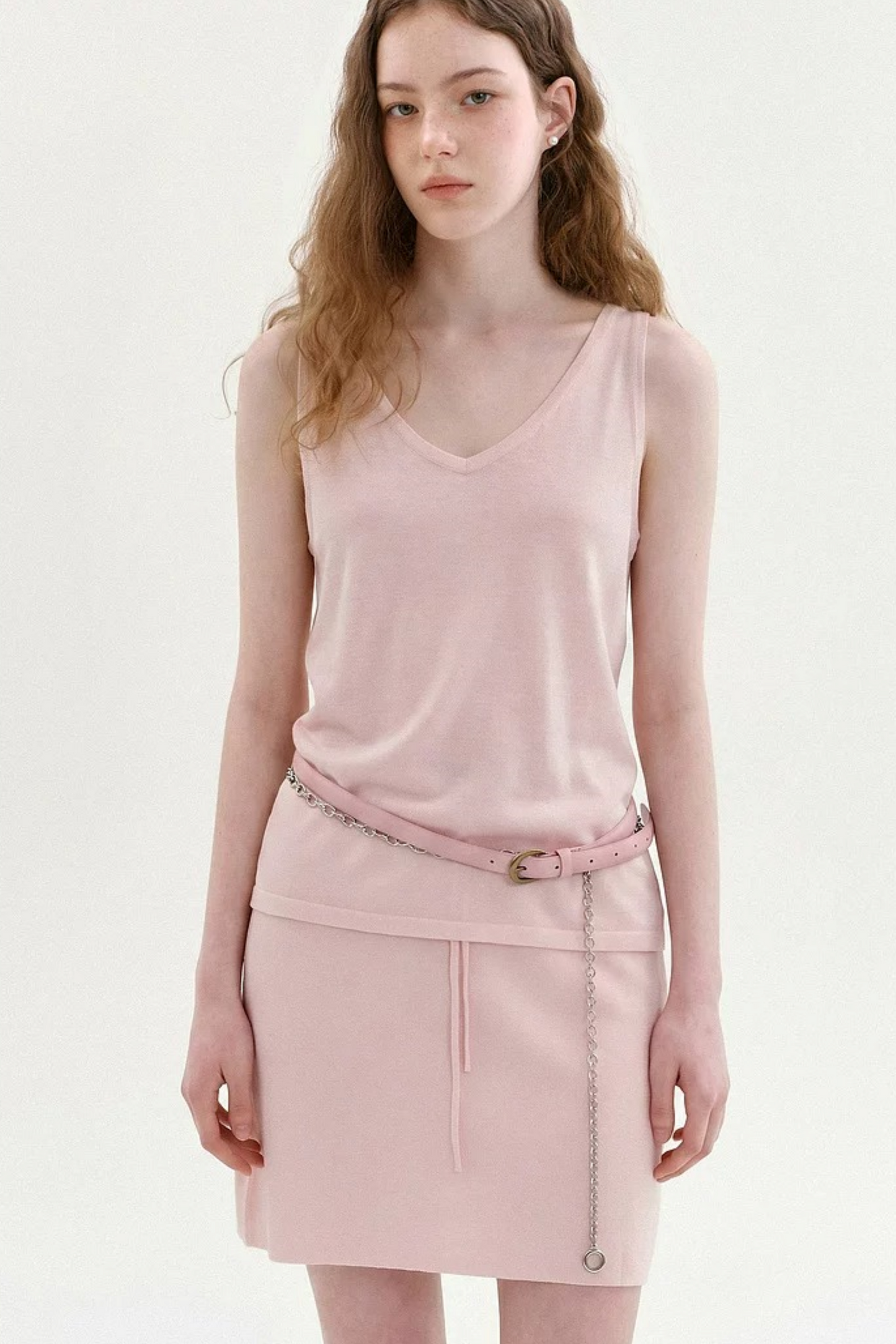 Completo a maglia dalla vestibilità rilassata con cardigan smanicato e gonna