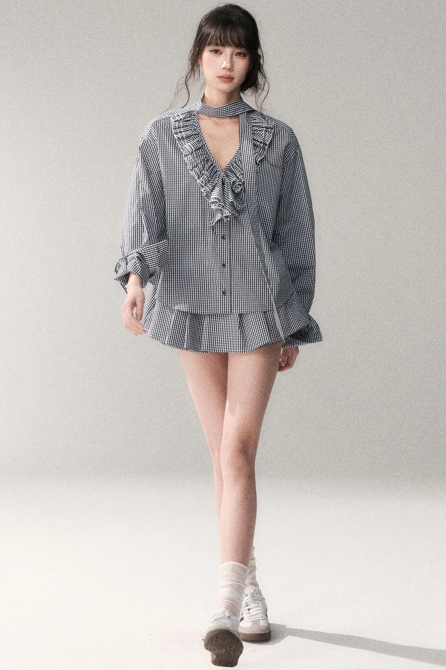 Ensemble chemise à carreaux bleus et dentelle