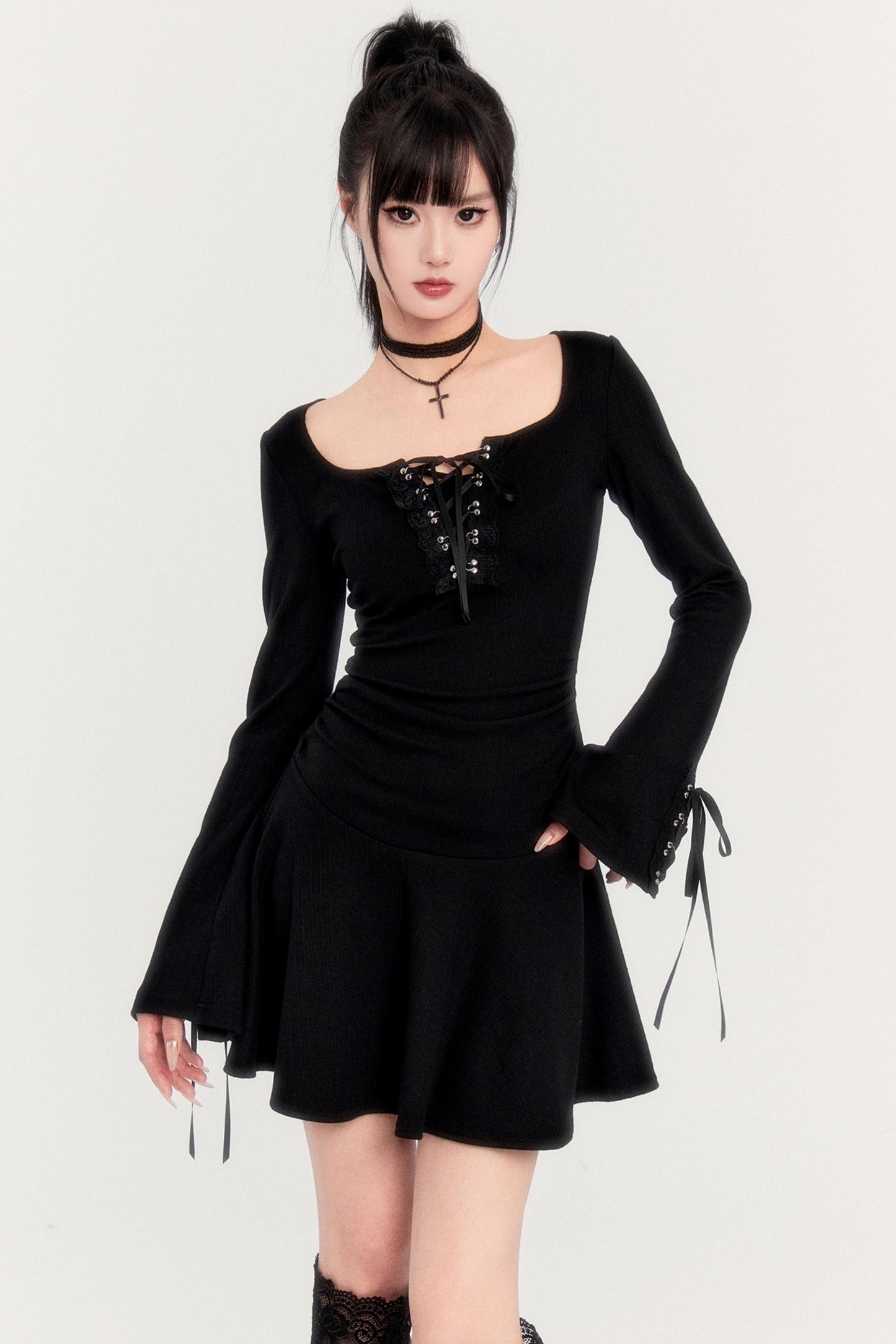 Robe en dentelle à décolleté carré romantique