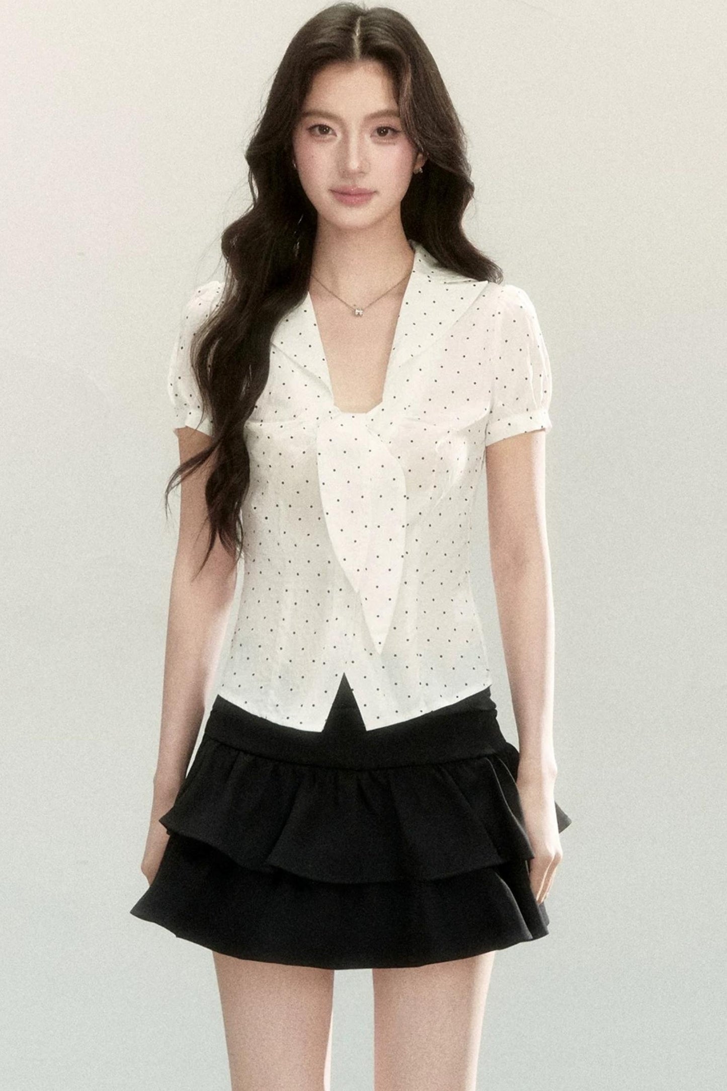 Blusa a pois con collo a fiocco