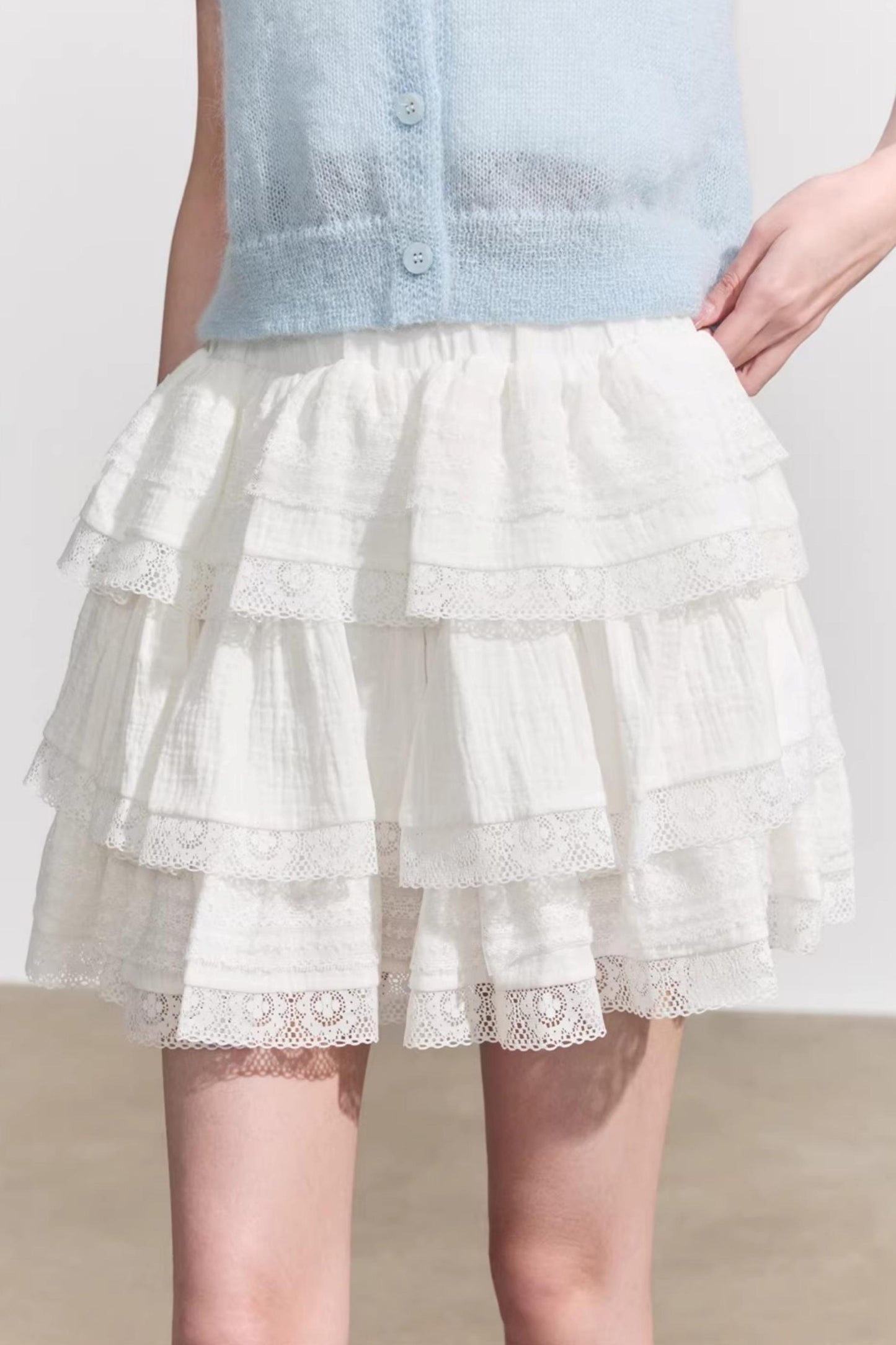 Chic white floral lace high-waisted mini skirt with an elegant A-line silhouette and delicate embroidery
