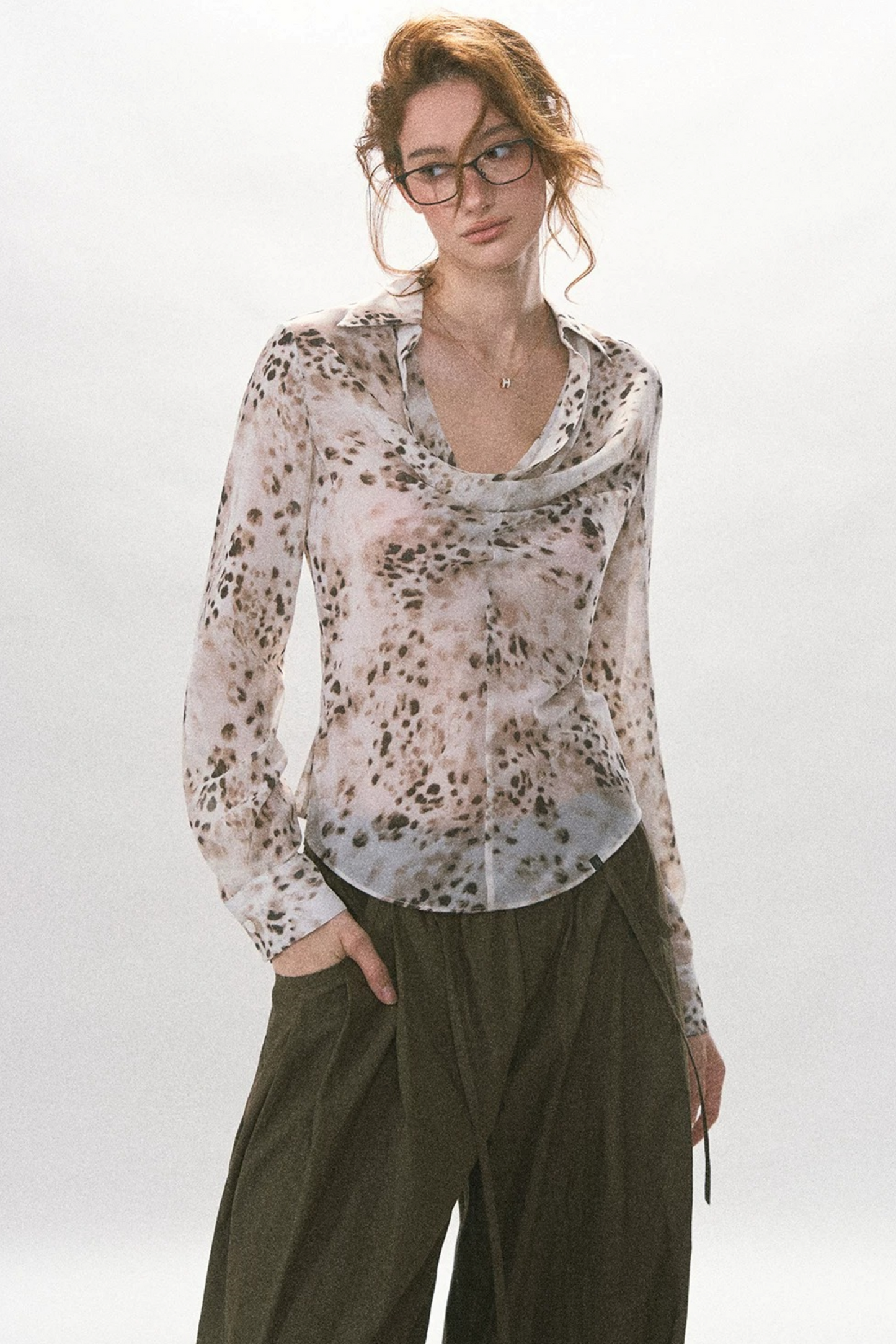 Hellfarbenes gepunktetes Slim-Fit-Chiffon-Oberteil
