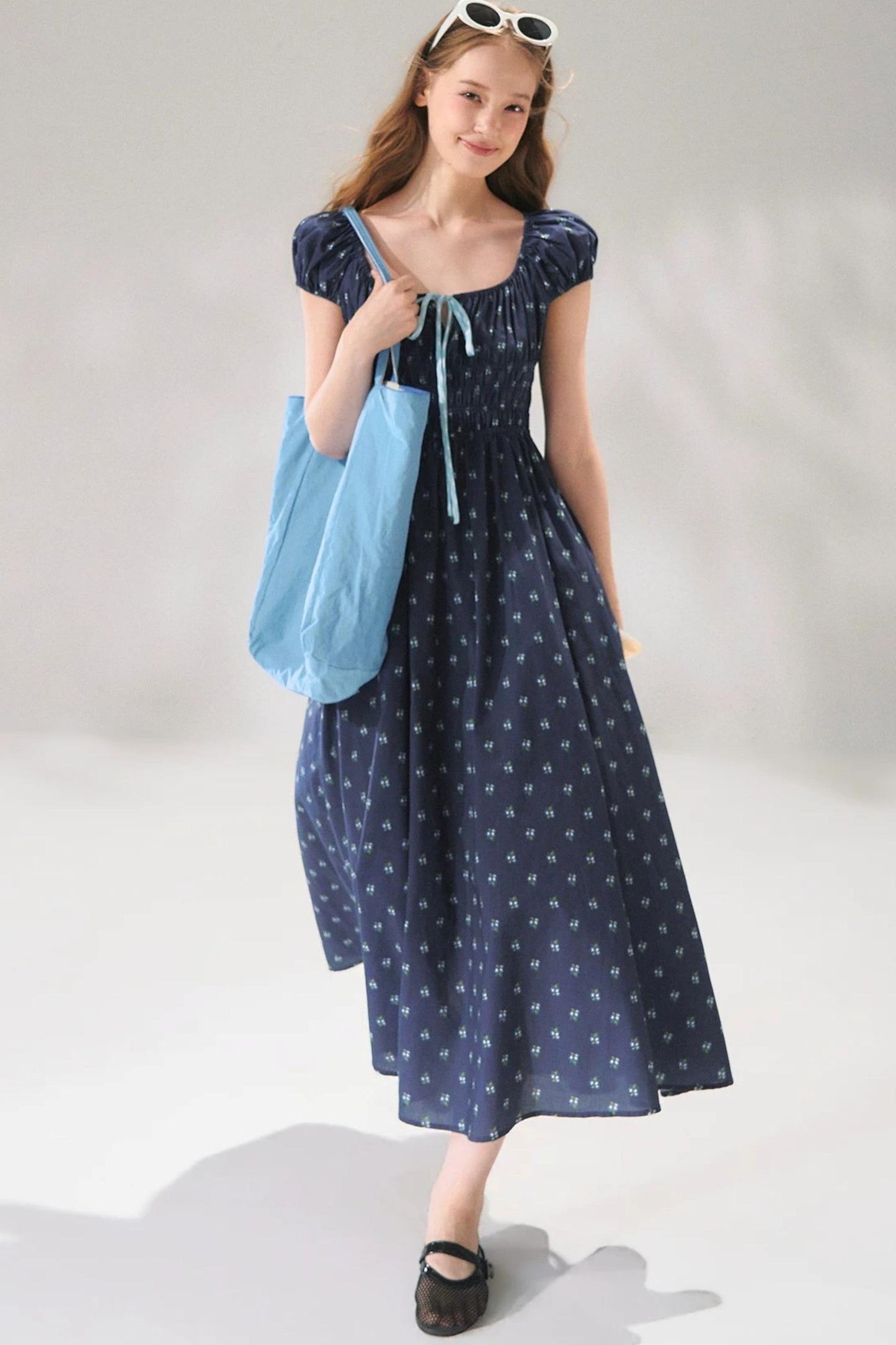 Abito floreale blu navy con lacci