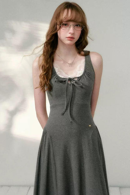 Vestido línea A irregular con escote en U en gris