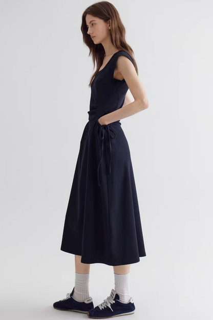 Robe à encolure carrée et taille nouée