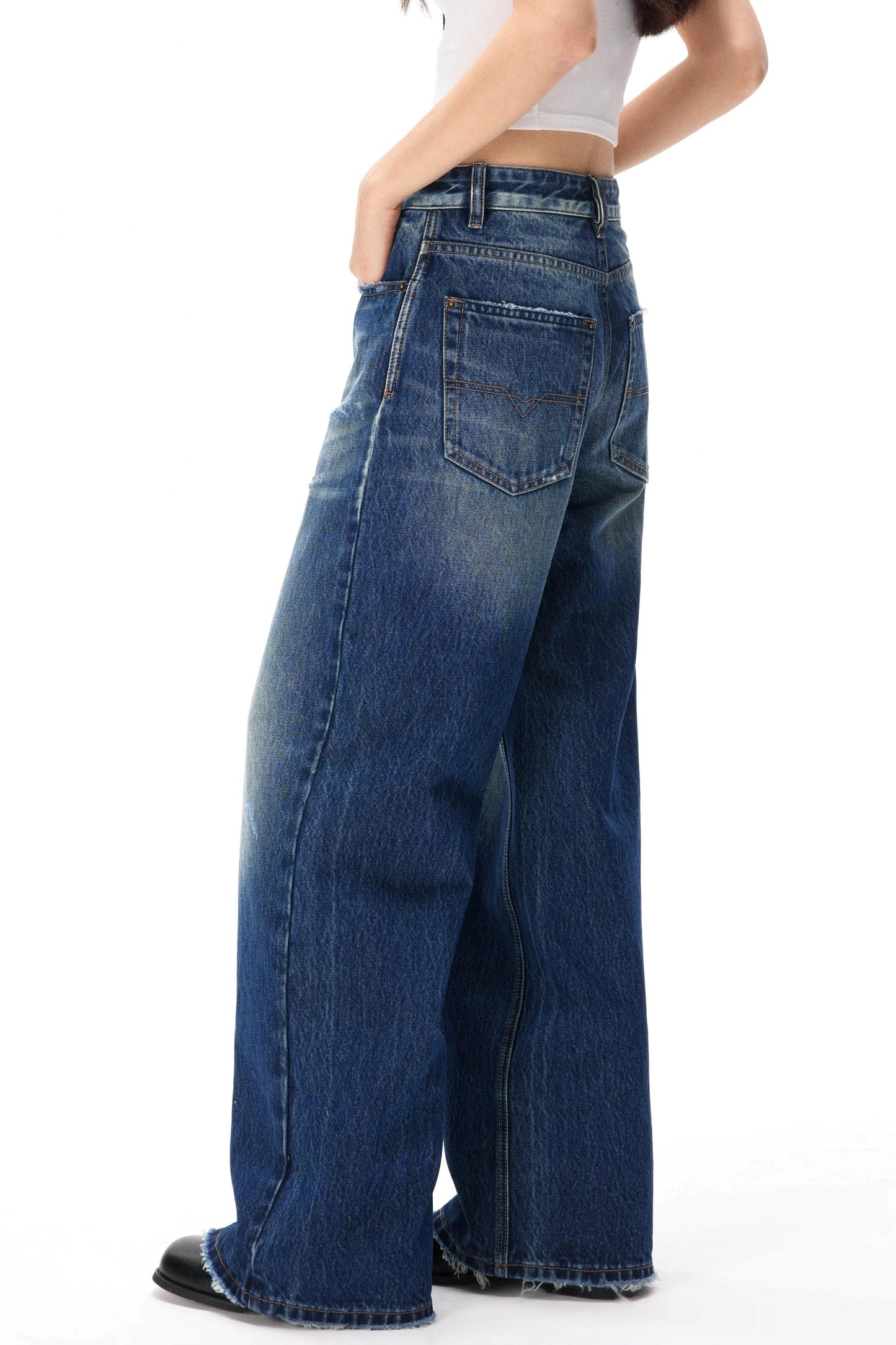 Amerikanische, locker fallende Jeanshose im Used-Look