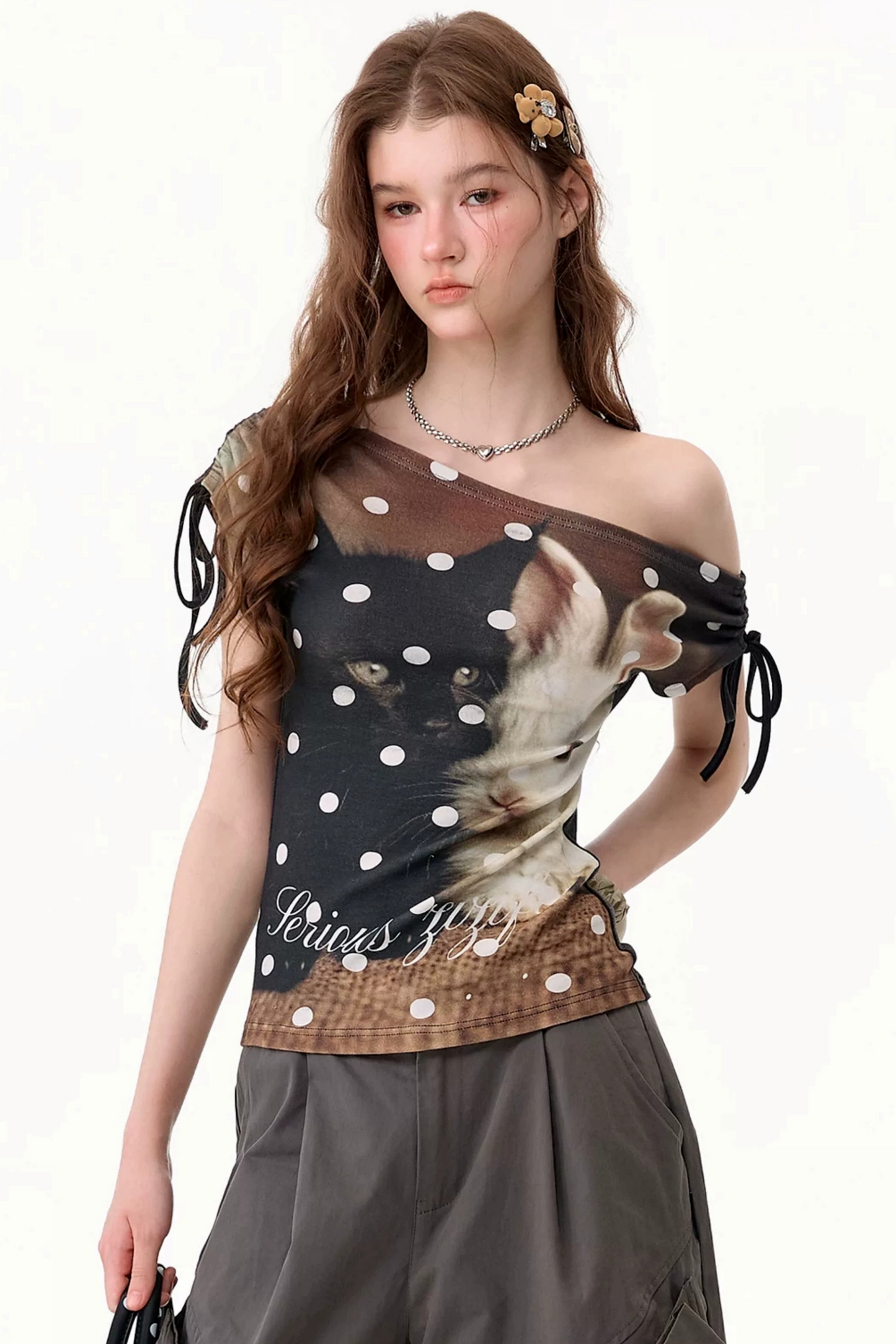 Maglia con stampa a pois con gatto e coniglio