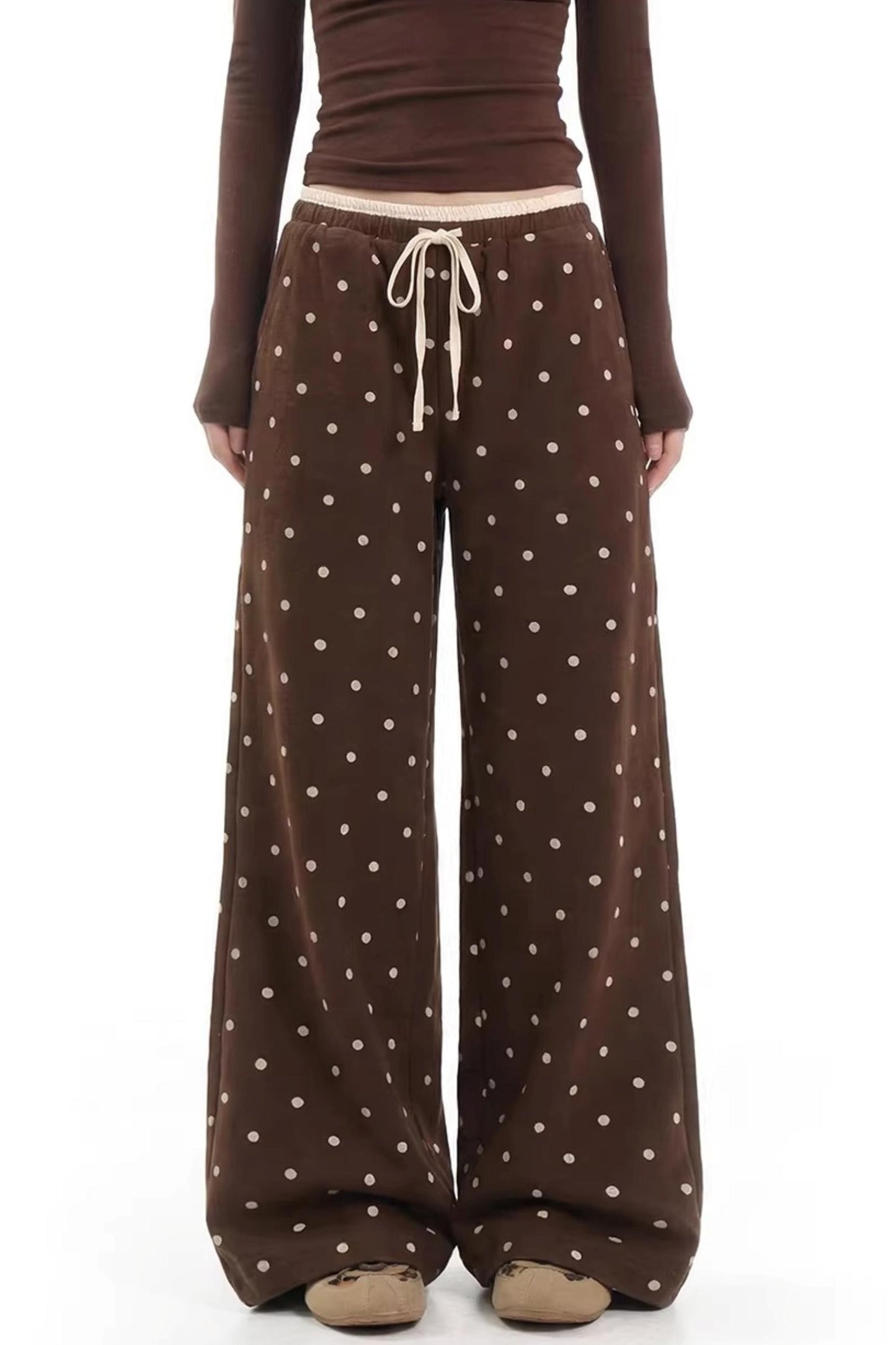 Pantaloni lunghi ampi e modellanti