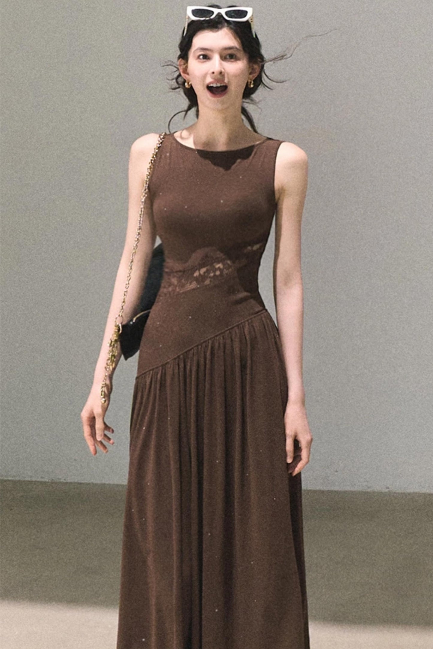 Abito in pizzo con riflessi dorati