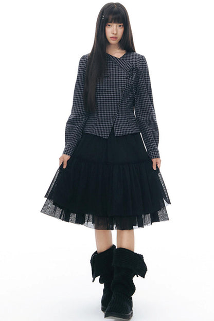 Anordnung aus diagonal kariertem Hemd und Blumenrock