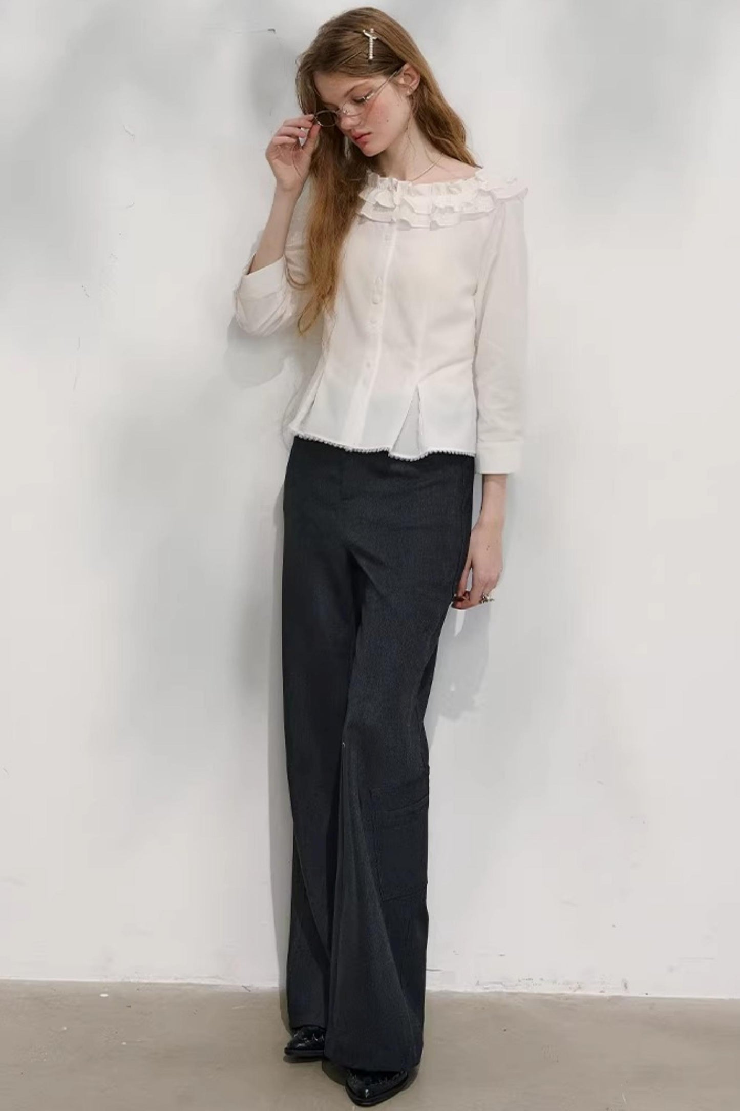 밤색 손으로 말아 올린 플레어 팬츠