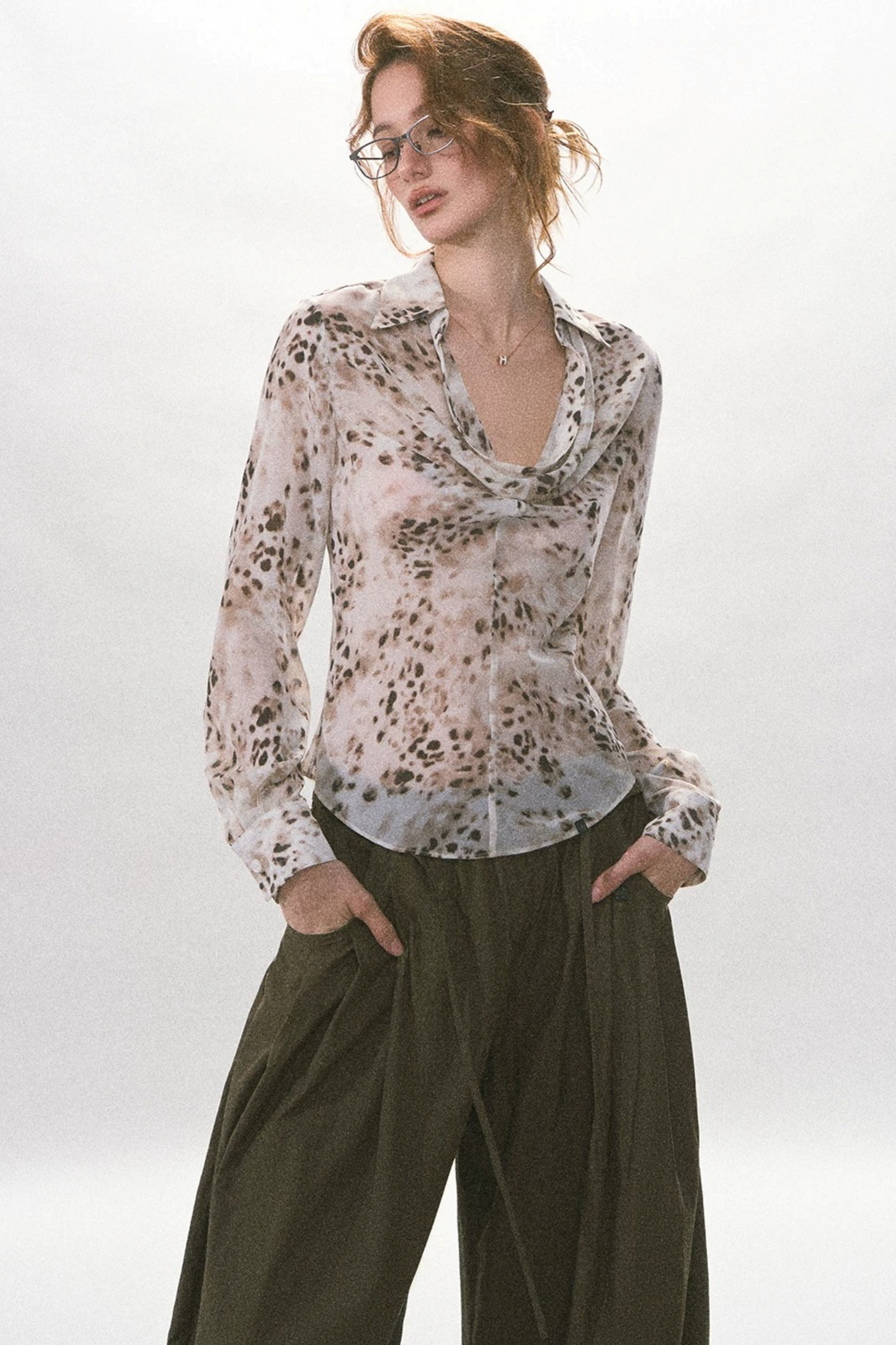 Hellfarbenes gepunktetes Slim-Fit-Chiffon-Oberteil