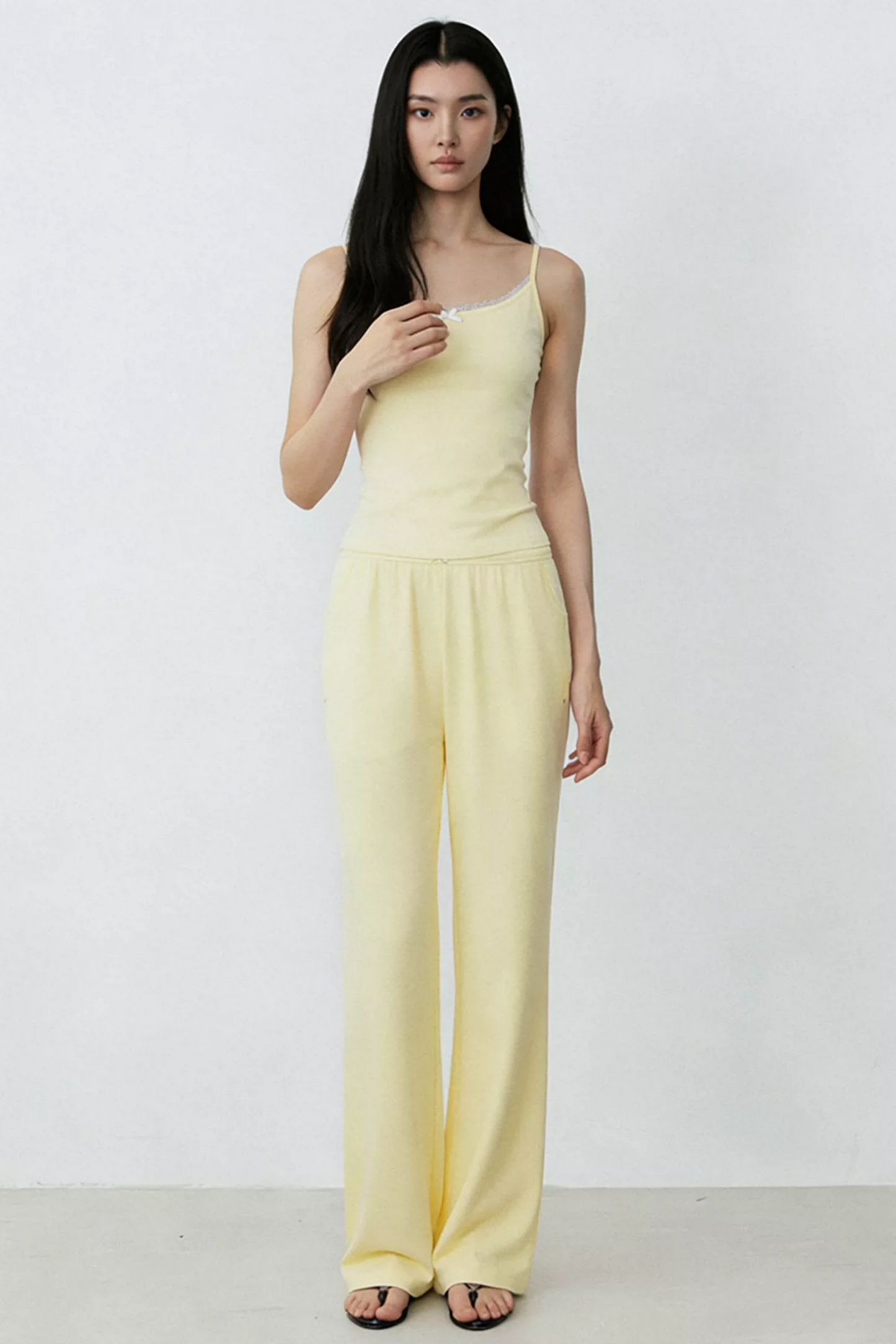 Completo con gilet in pizzo giallo crema