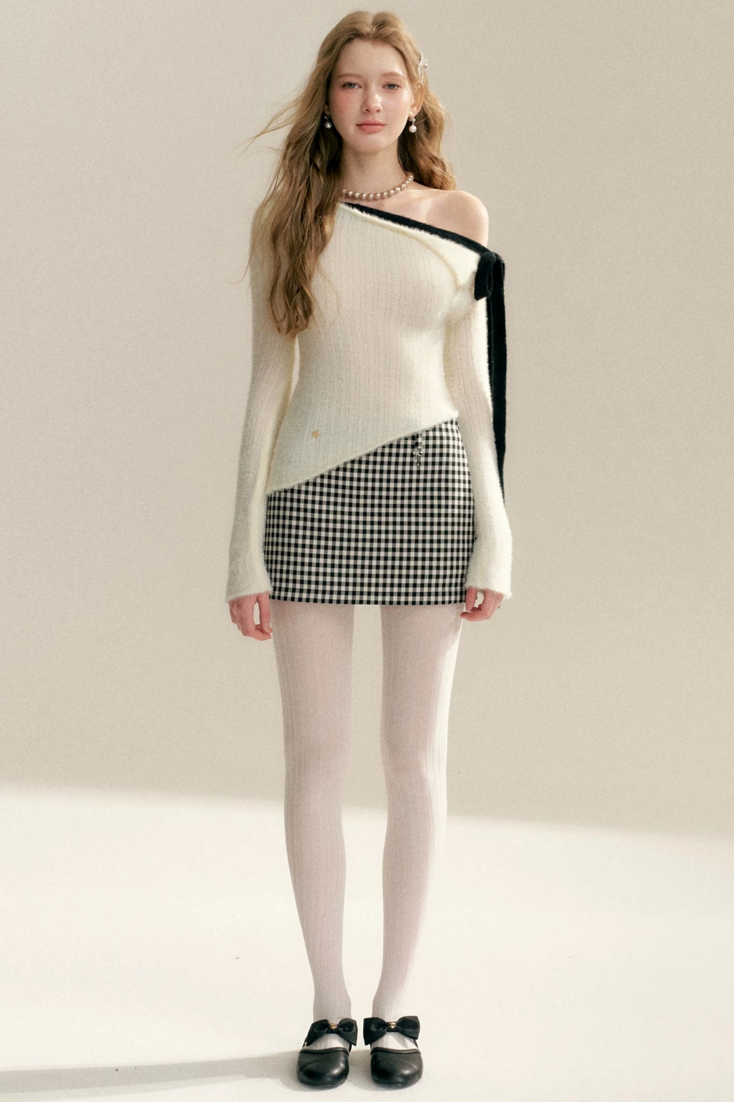 Pull épaules dénudées avec nœud asymétrique