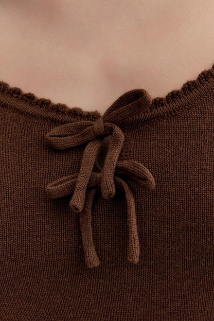 Bow Wavy Lace U-Neck Slim Top