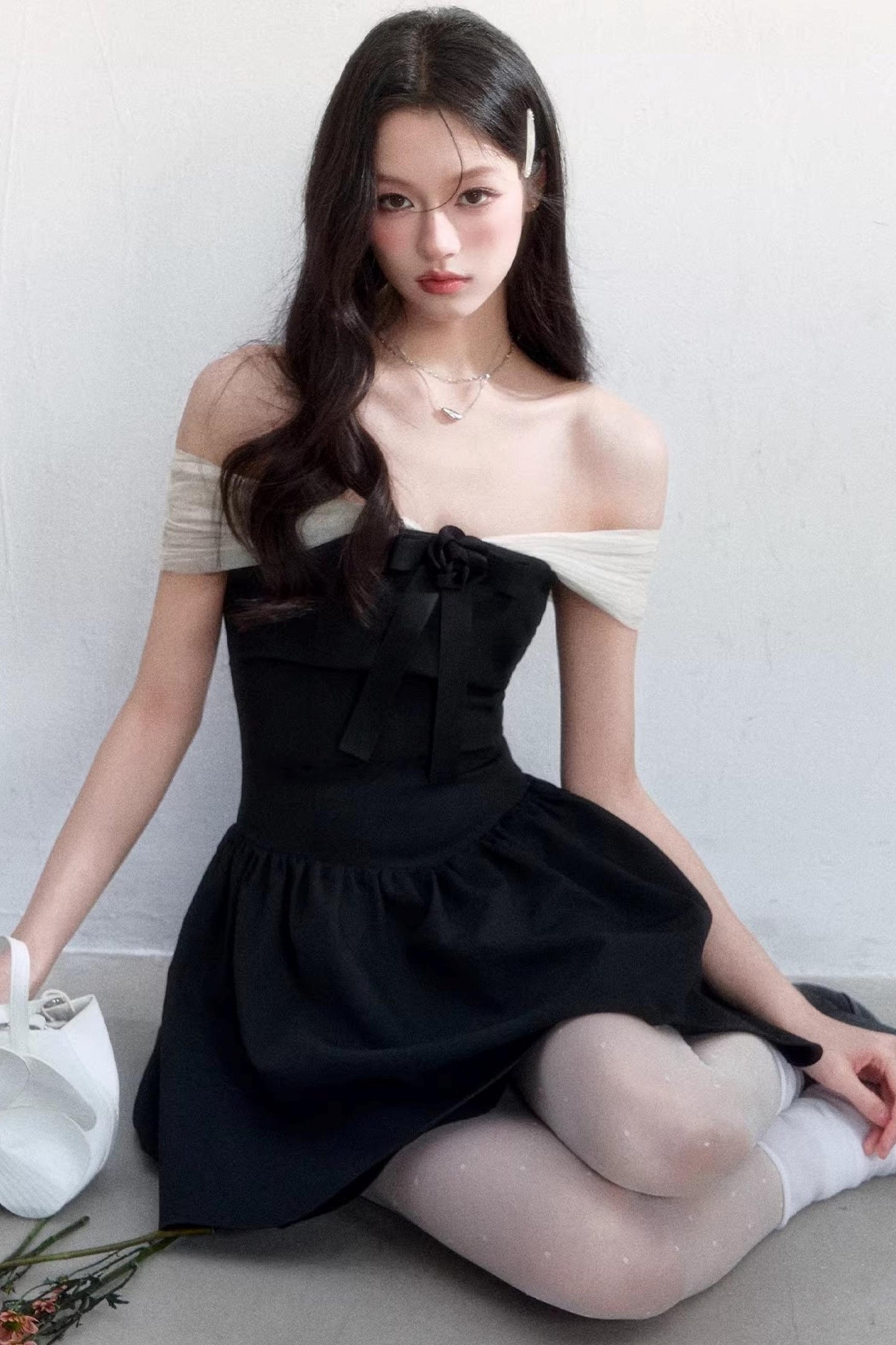 Vestido con hombros descubiertos en colores contrastantes