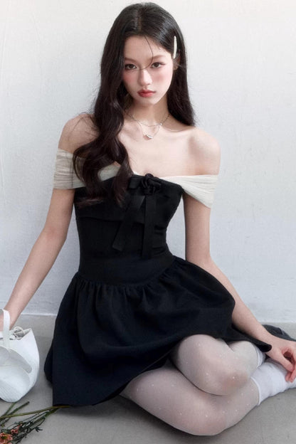 Vestido con hombros descubiertos en colores contrastantes