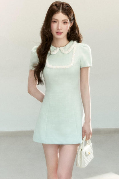 Vestido evasé con solapa encantadora