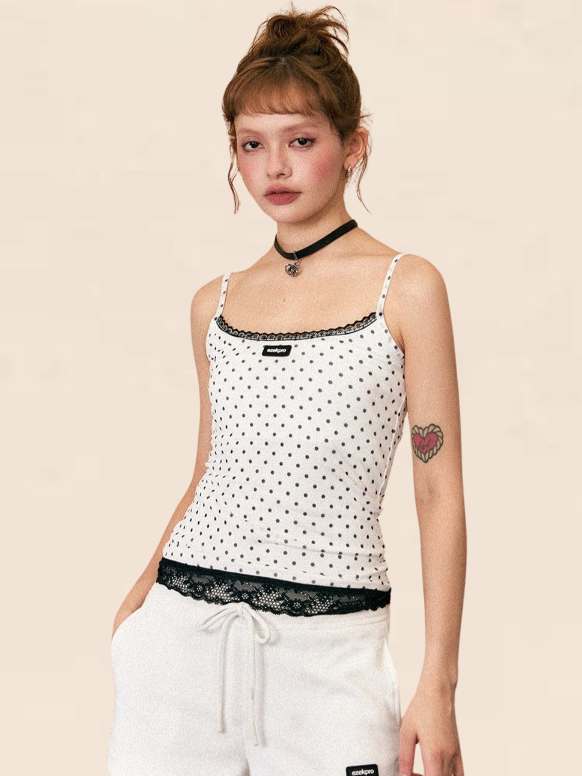 Gepunktetes Camisole-Top mit Spitzenbesatz