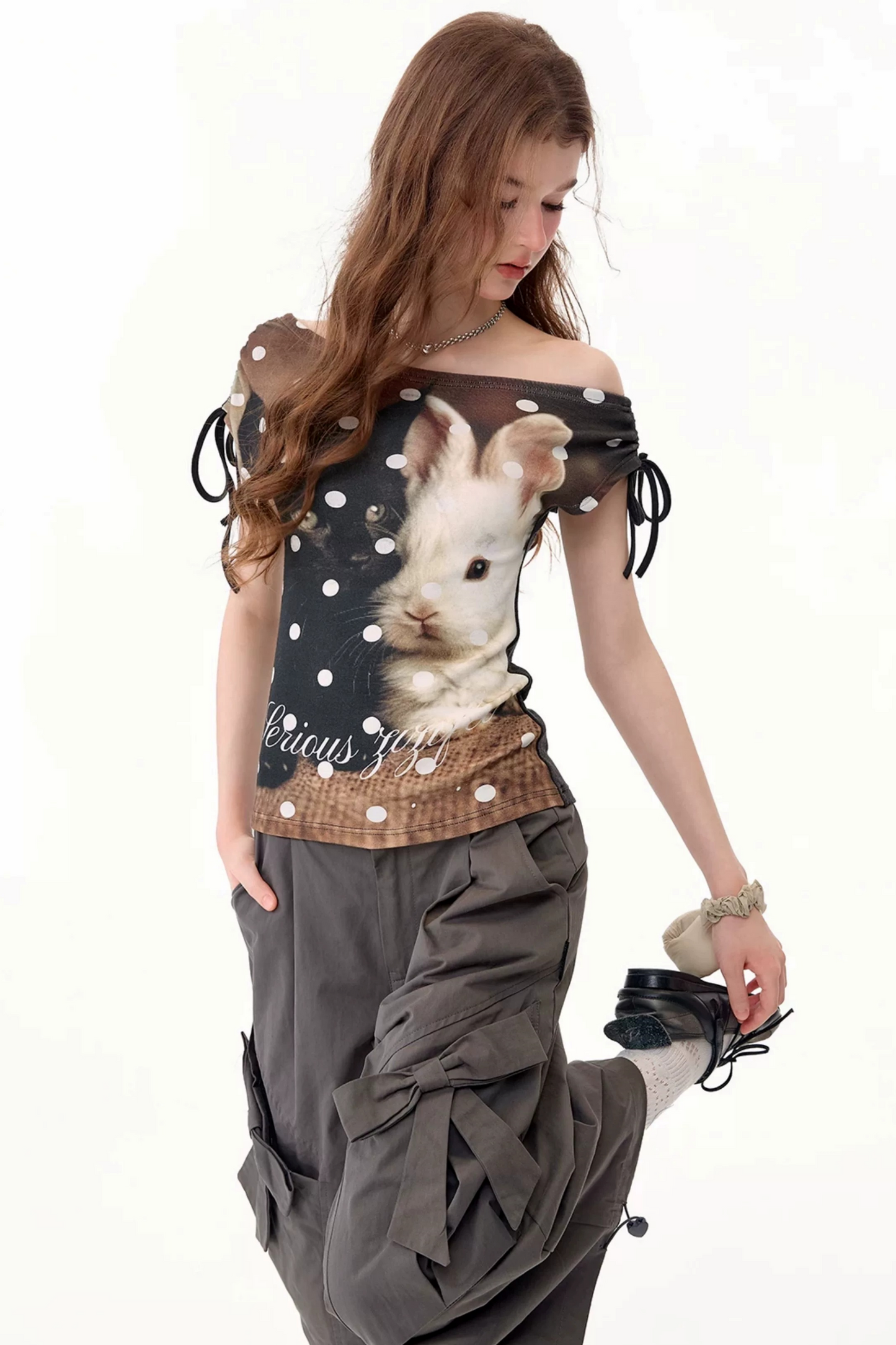 Maglia con stampa a pois con gatto e coniglio