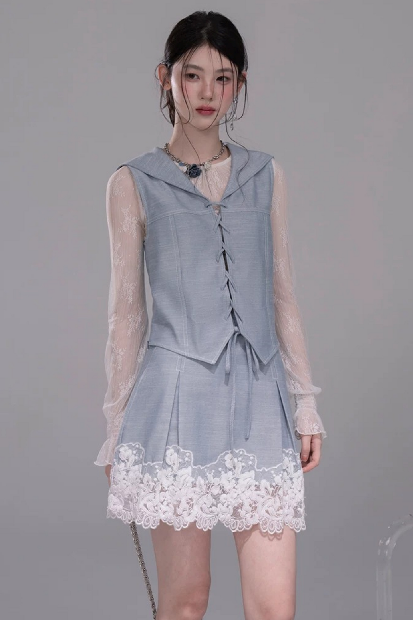 Set con gilet in pizzo color block