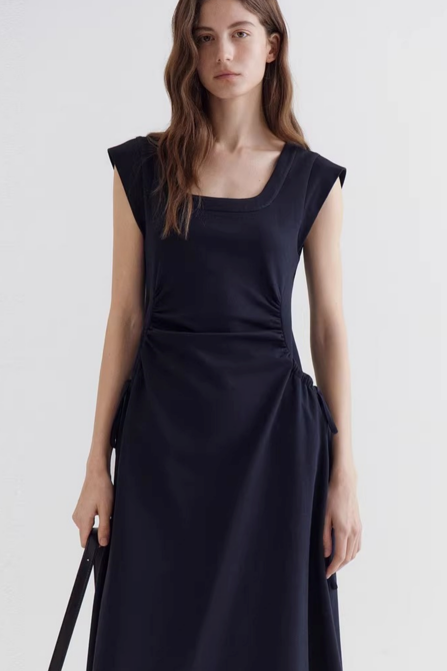 Robe à encolure carrée et taille nouée