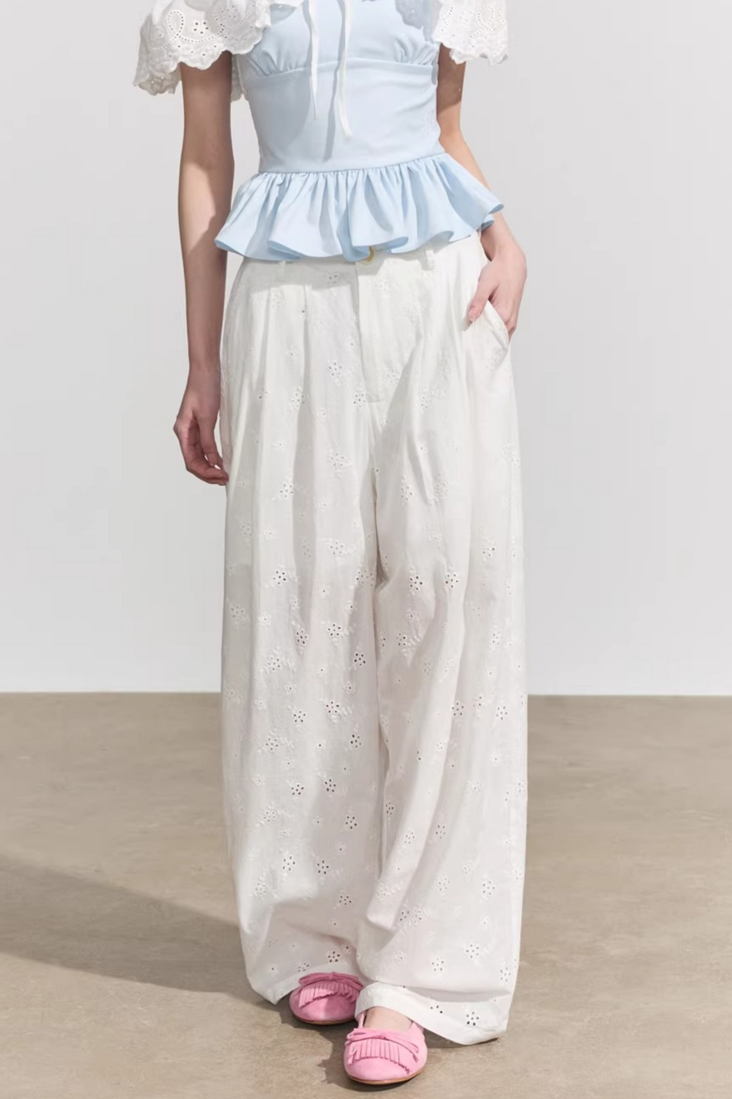 Pantaloni in cotone floreale bianco