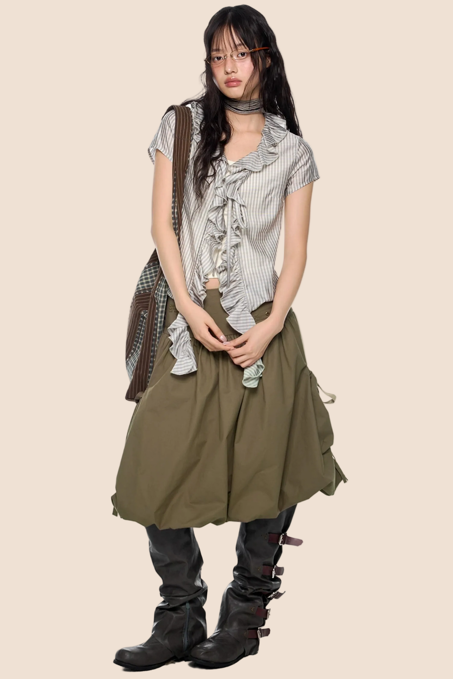 Blusa a quadri con pizzo e scollo a V