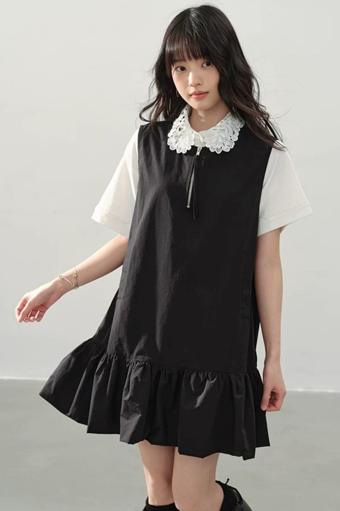 Vestido negro con cremallera y bajo con volantes