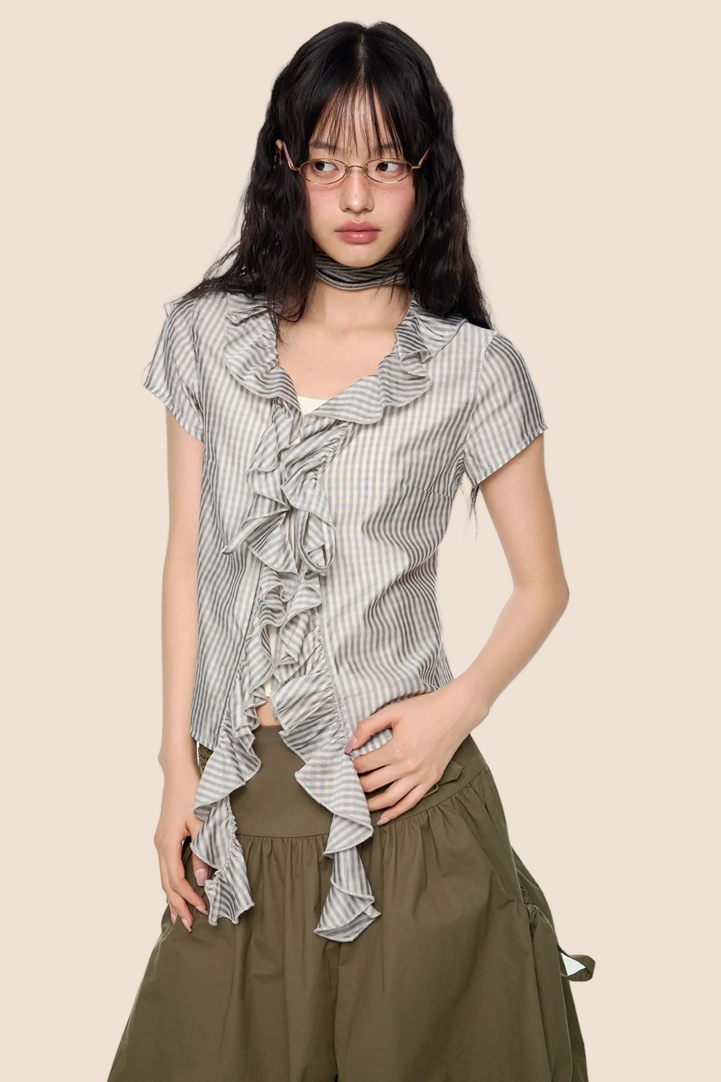 Blusa a quadri con pizzo e scollo a V