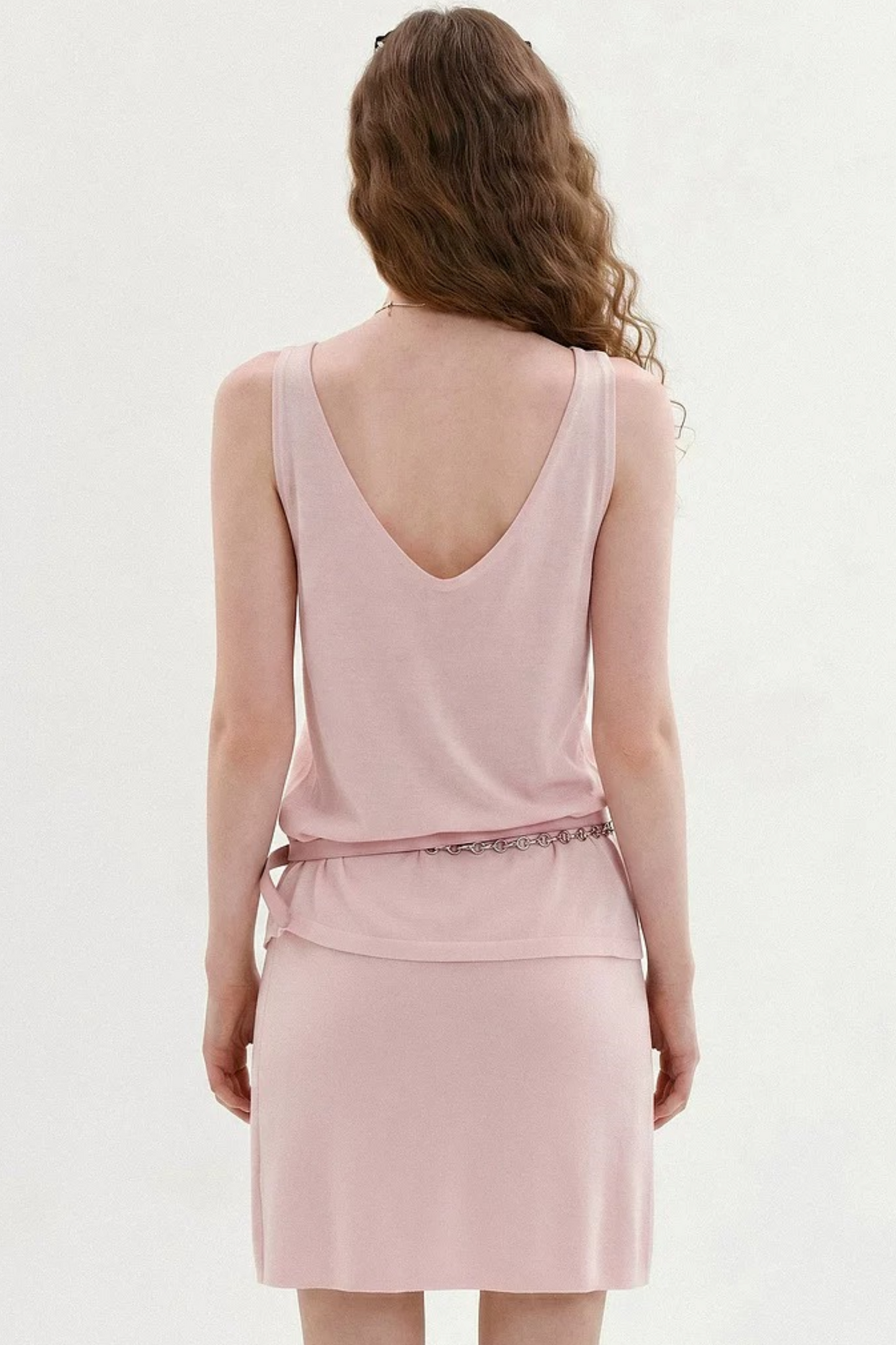 Completo a maglia dalla vestibilità rilassata con cardigan smanicato e gonna