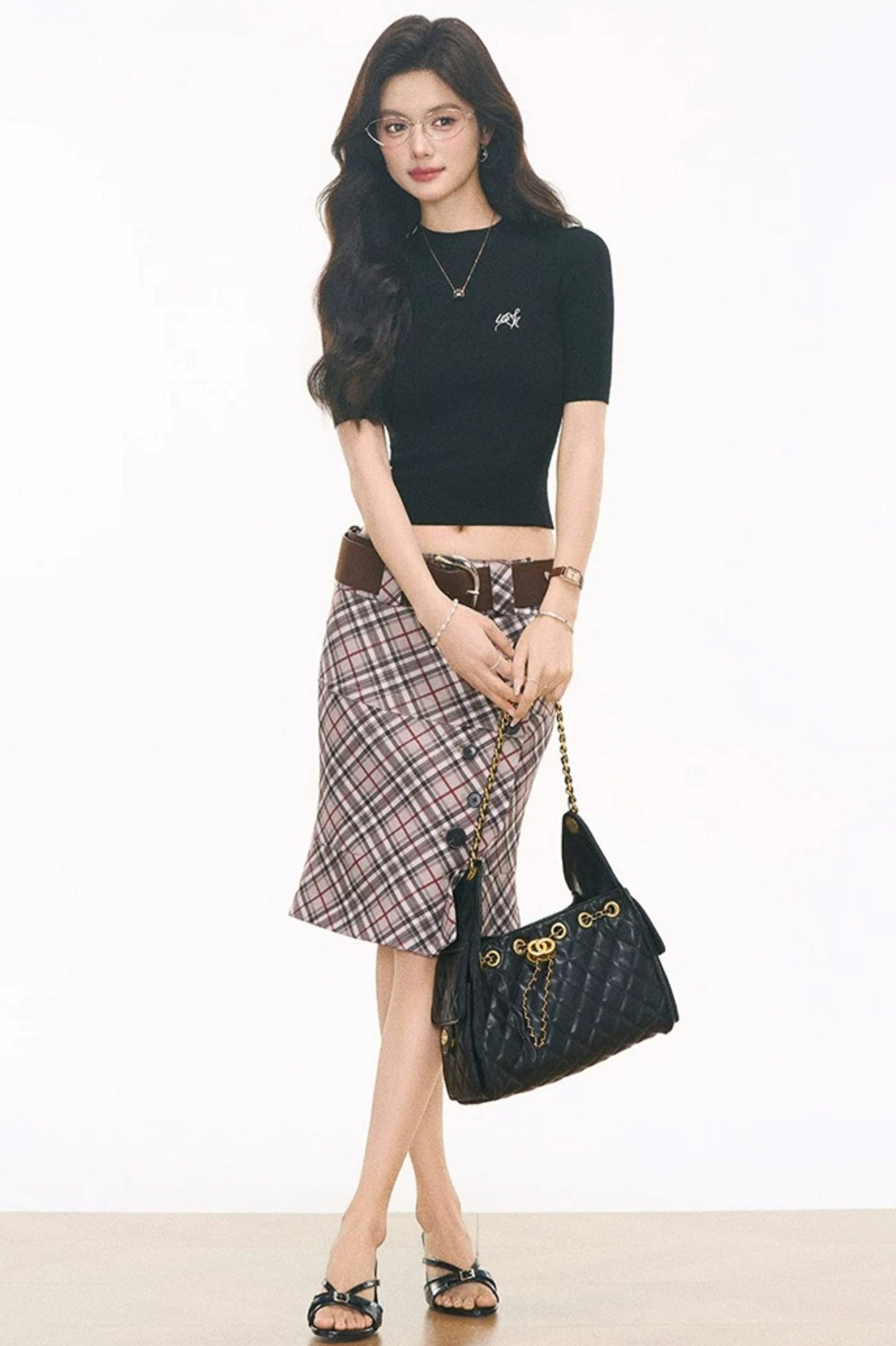 Conjunto Negro: Top Tejido y Falda de Cuadros