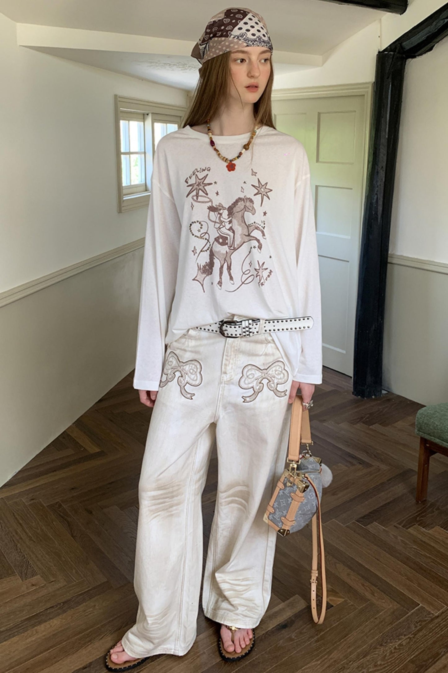 Comfortable Bow Appliqué Distressed Jeans