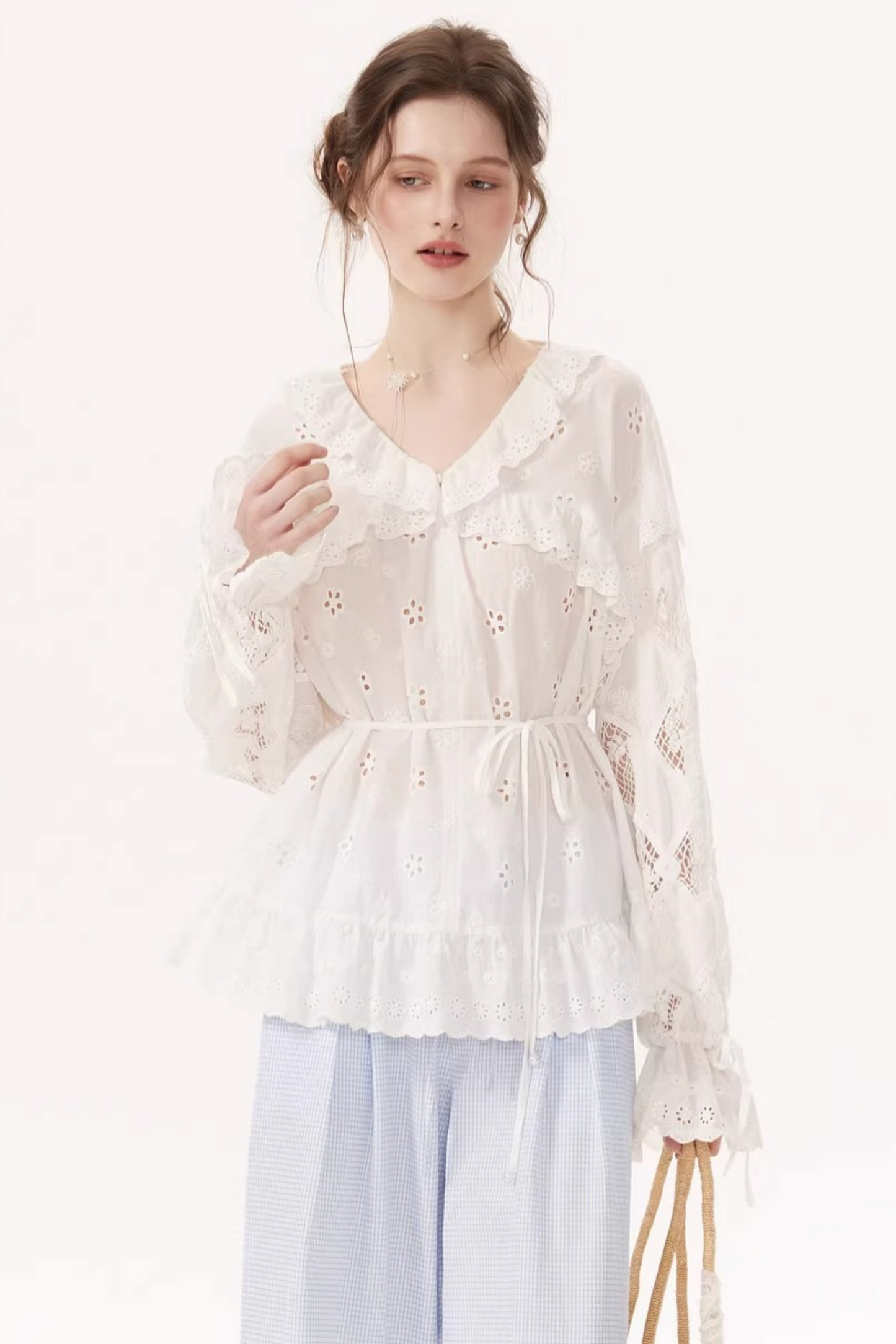 Blusa bordada con mangas farol